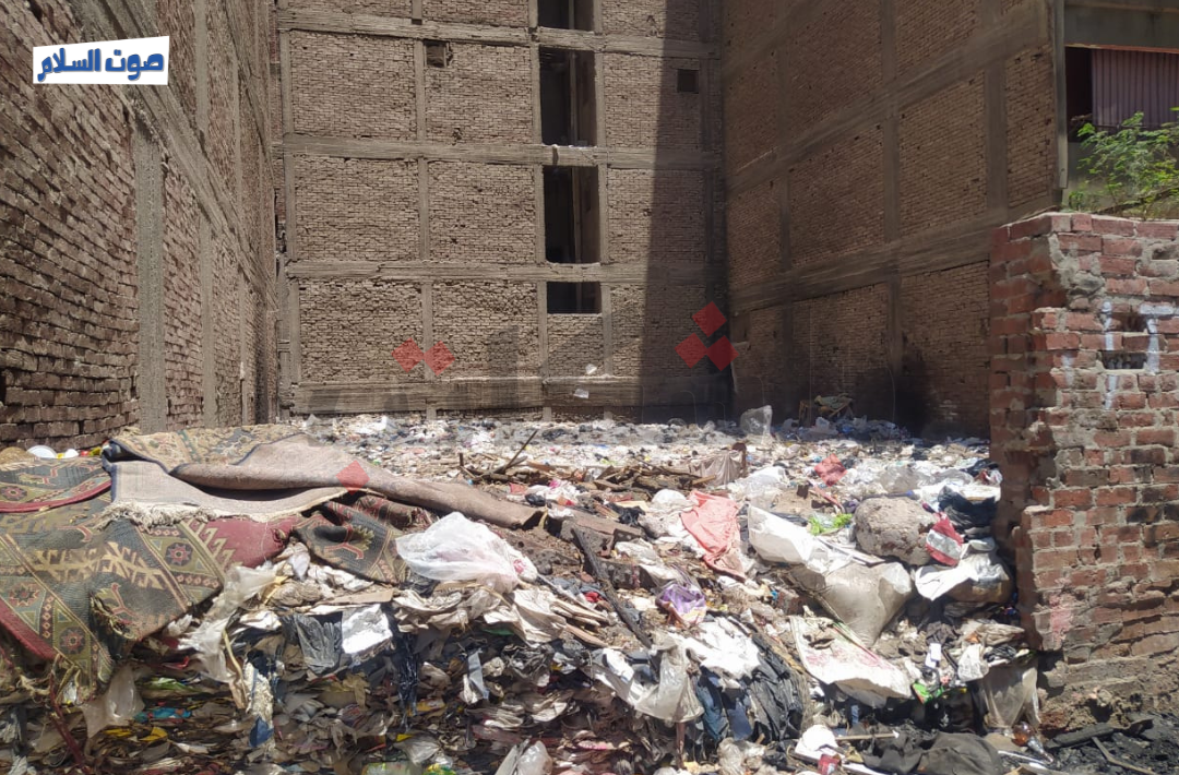 مقلب قمامة في شارع عبدالكريم بدار السلام في محافظة القاهرة