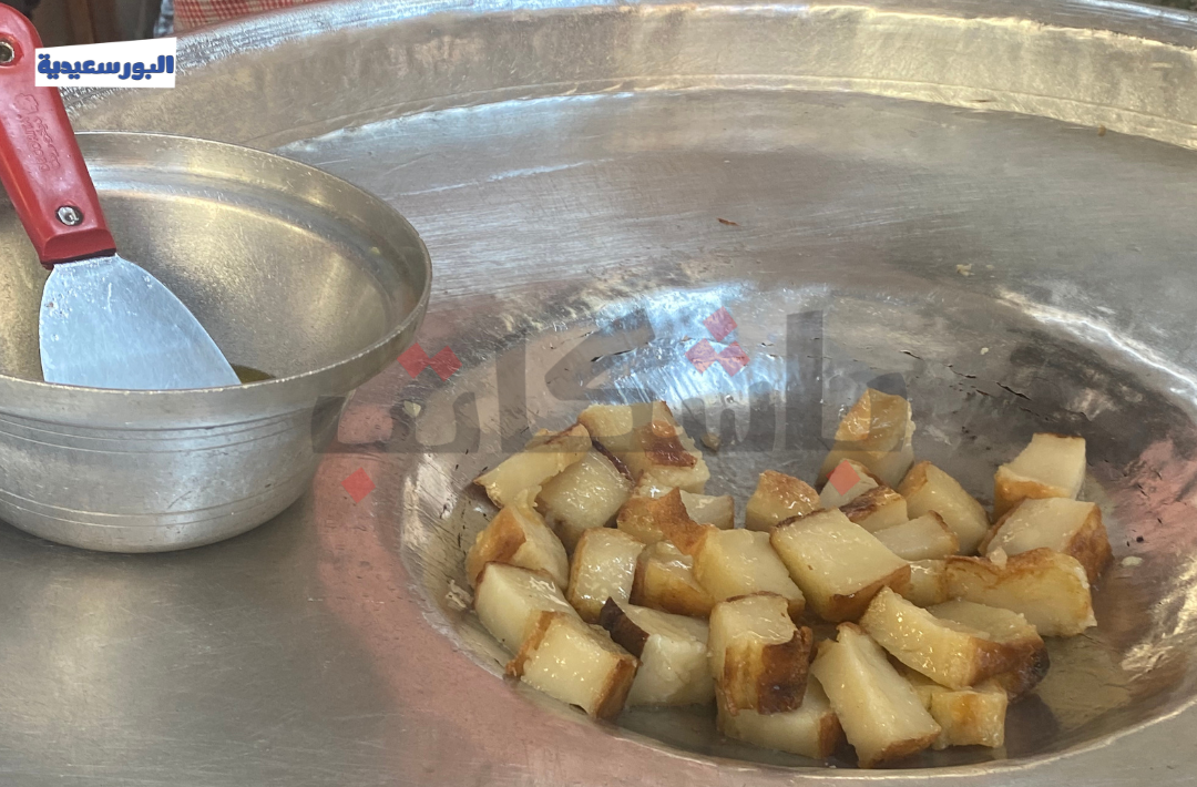 عمّ السقا في أثناء بيع حلوى السمنية أشهر حلوى ببورسعيد