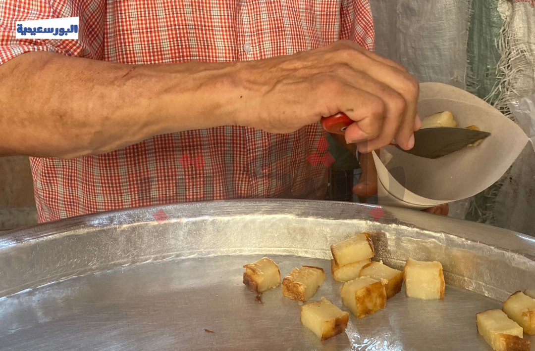 عمّ السقا في أثناء بيع حلوى السمنية أشهر حلوى ببورسعيد