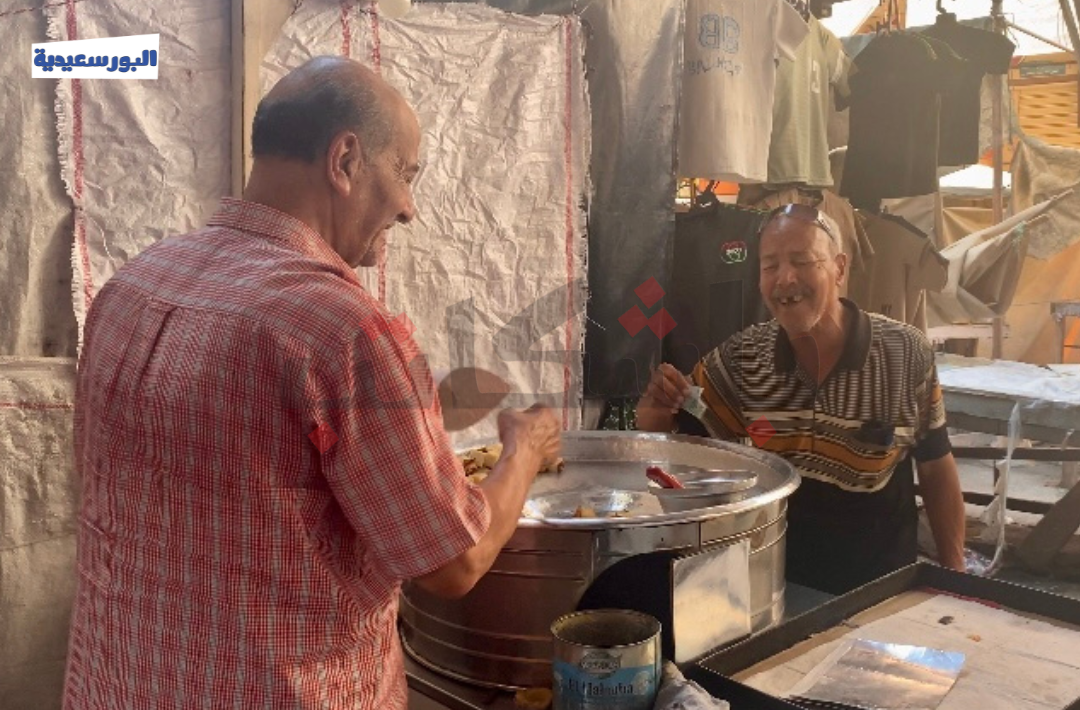 عمّ السقا في أثناء بيع حلوى السمنية أشهر حلوى ببورسعيد