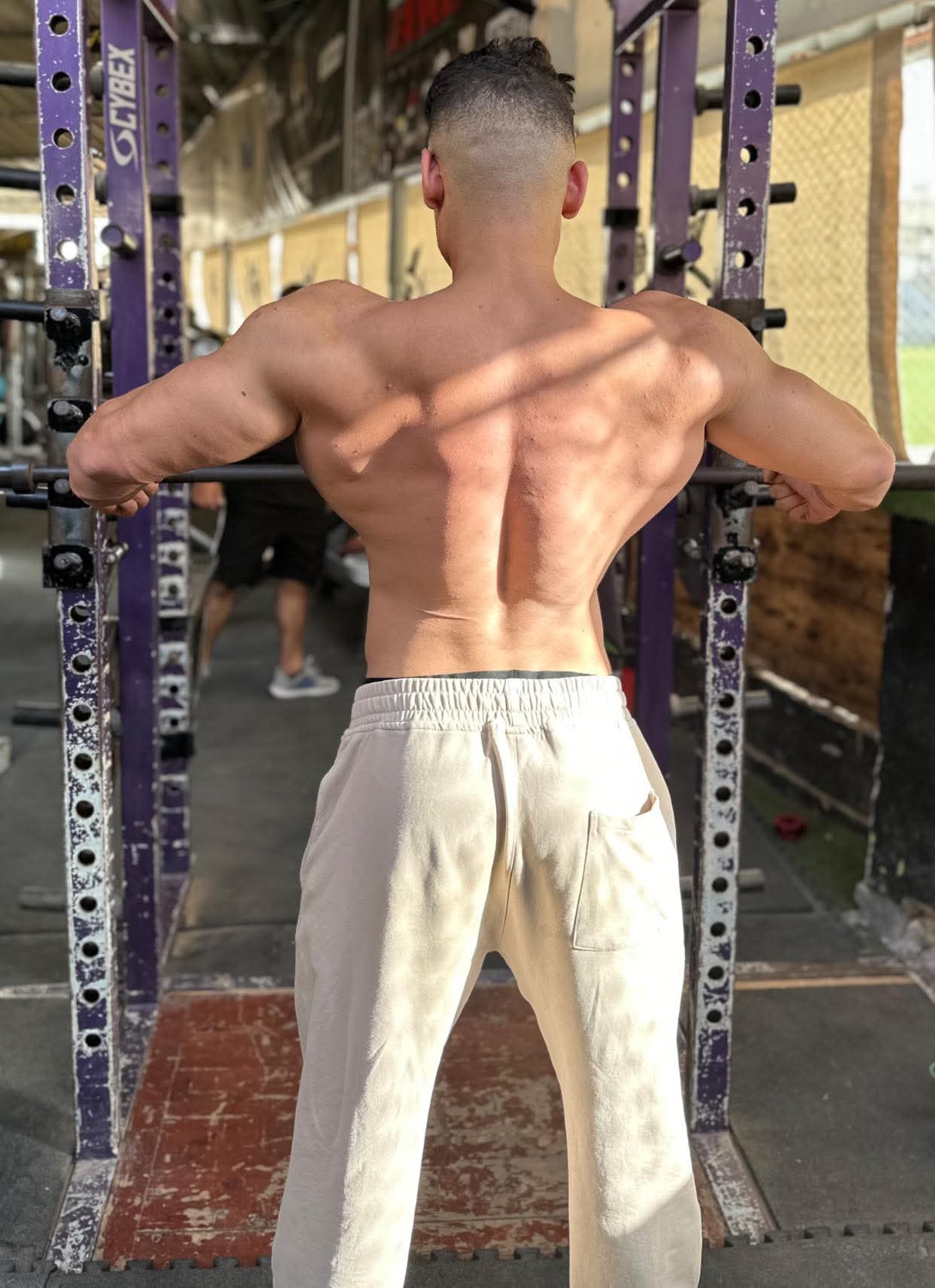 مصطفى الشعار بطل كمال أجسام