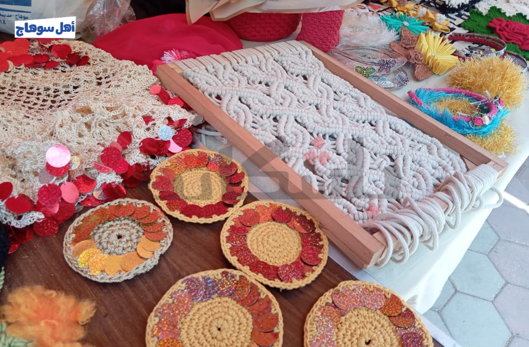 معرض الأدوات المدرسية والحرف اليدوية بجامعة سوهاج