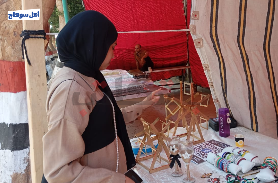 معرض الأدوات المدرسية والحرف اليدوية بجامعة سوهاج