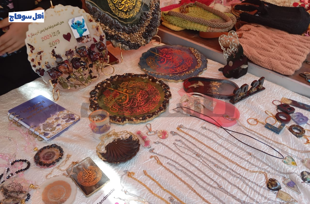 معرض الأدوات المدرسية والحرف اليدوية بجامعة سوهاج