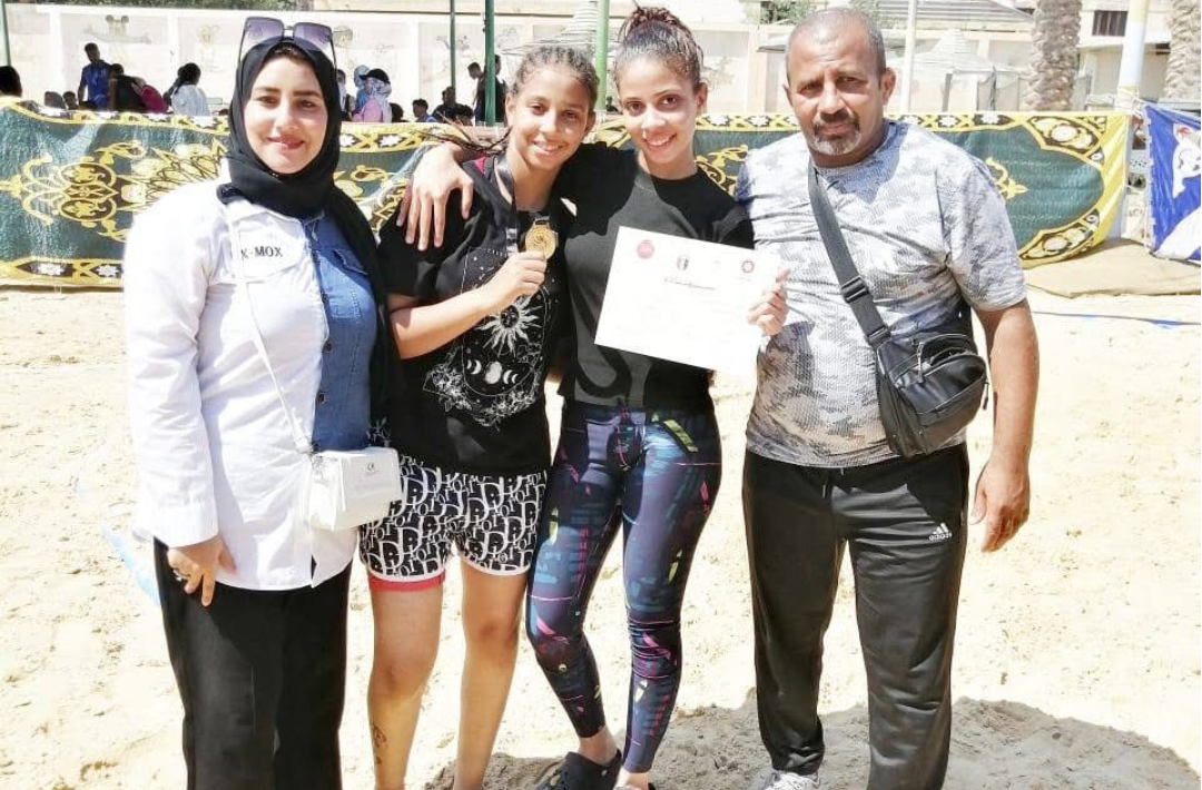 أصغر مصارعة شاطئية نسائية