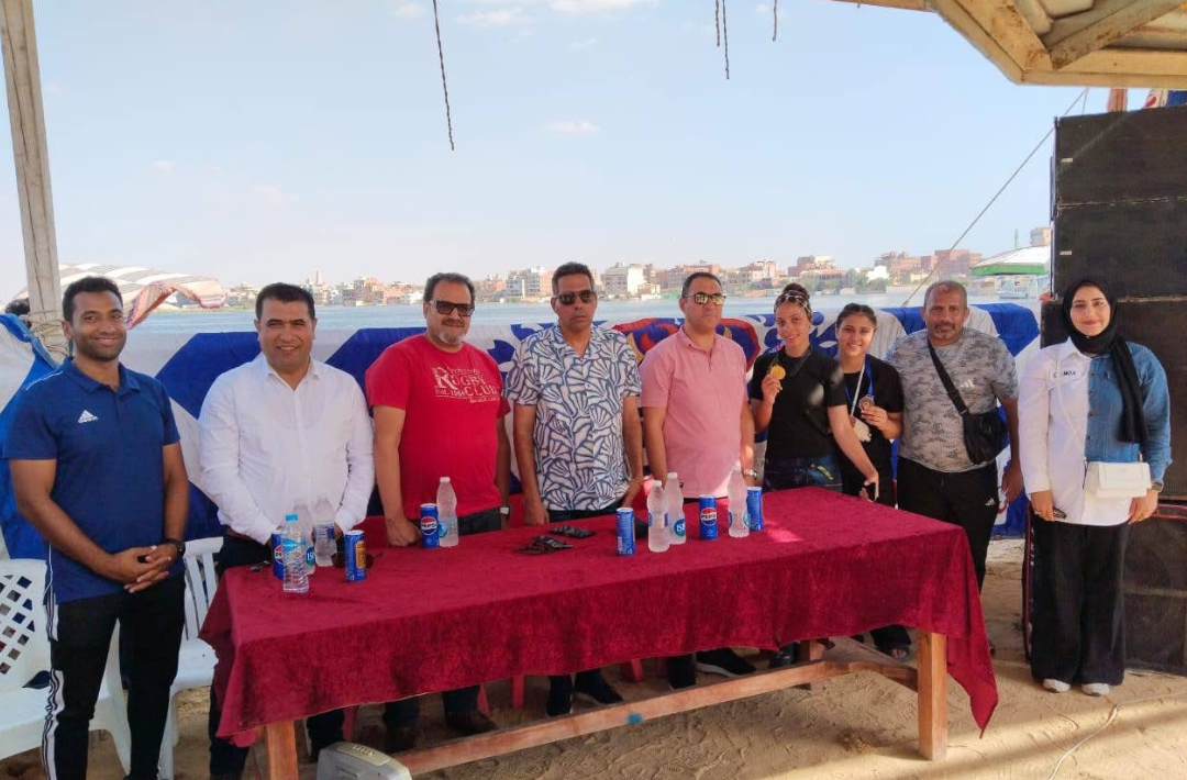 أصغر مصارعة شاطئية نسائية