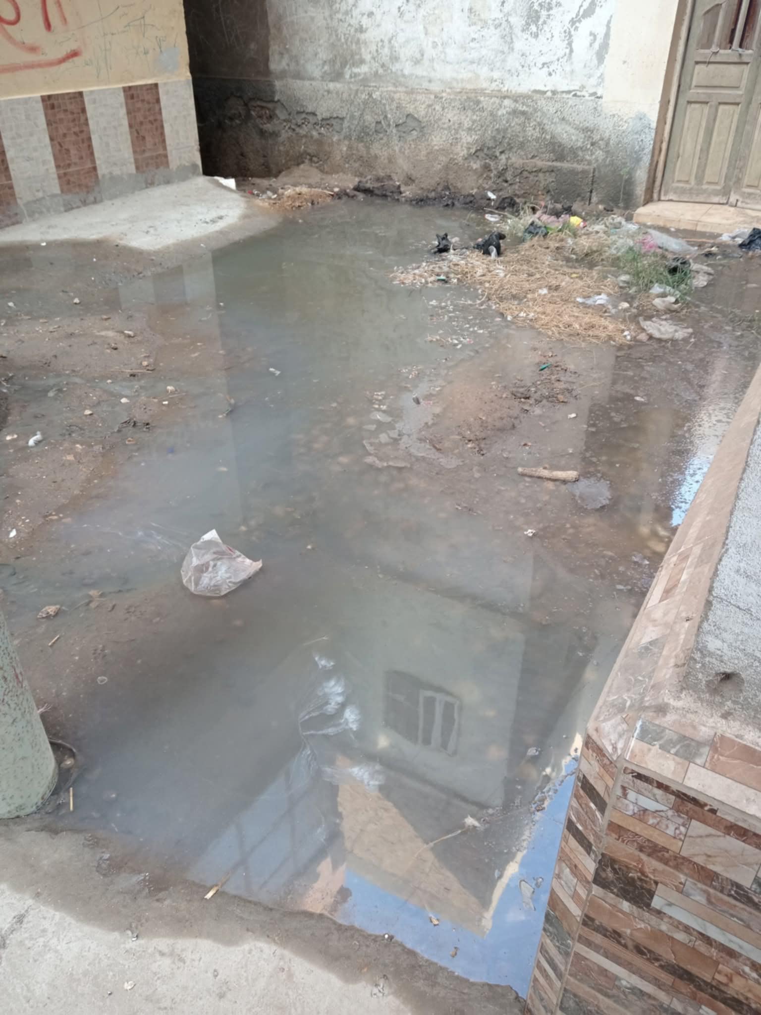 صورة لتسرب مياه الصرف الصحي داخل أحد بيوت قرية دنجواي