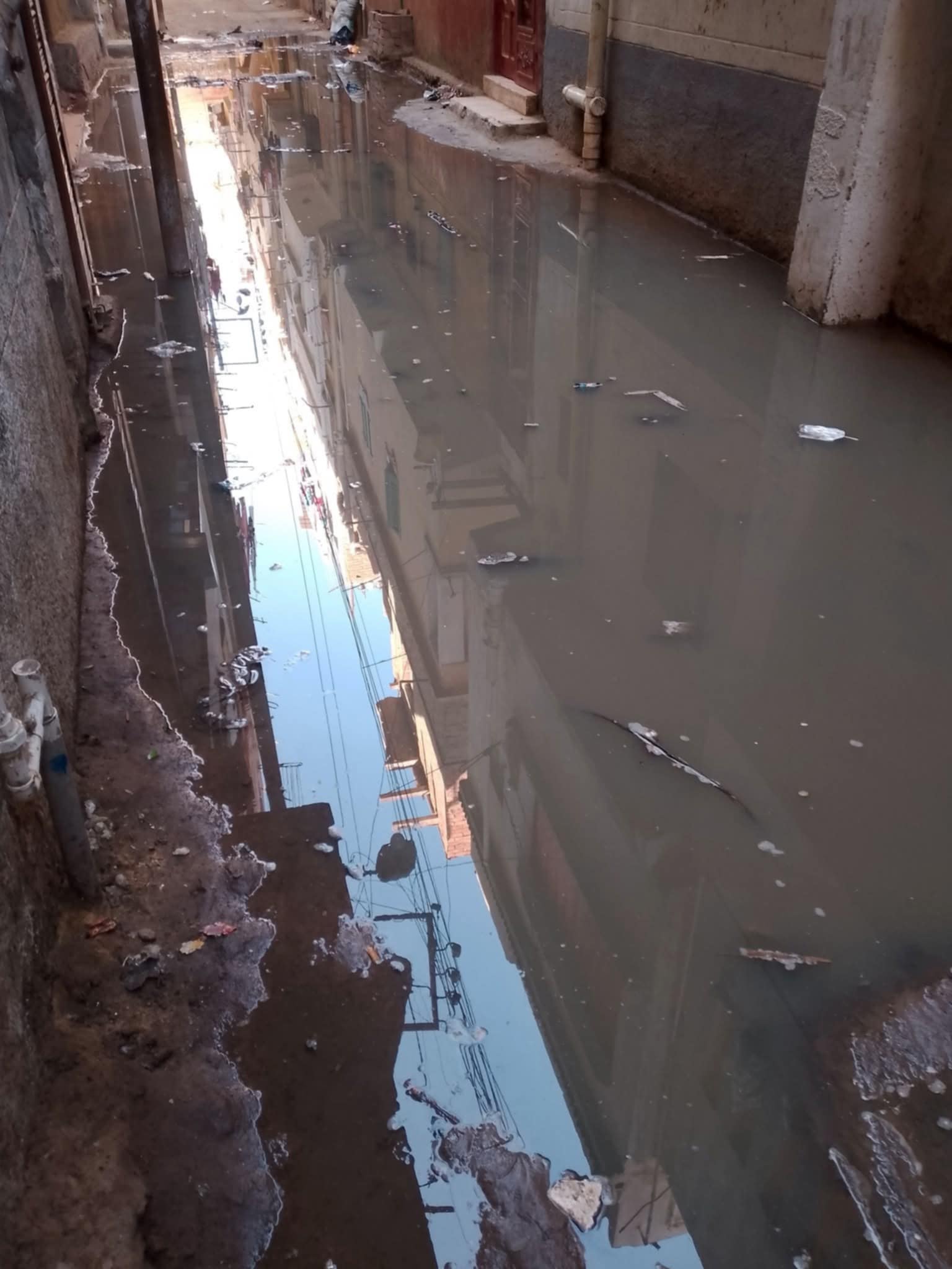 صورة لتسرب مياه الصرف الصحي داخل أحد بيوت قرية دنجواي