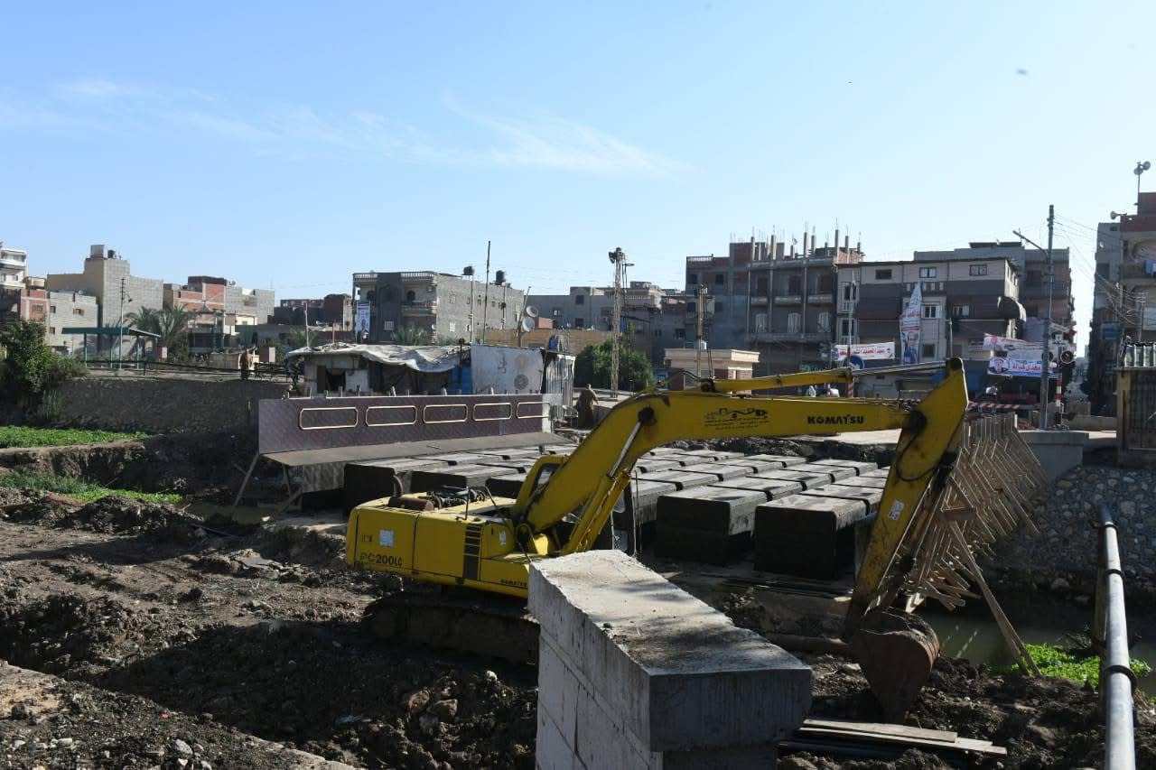 أعمال إنشاء كوبري الطويلة بطلخا