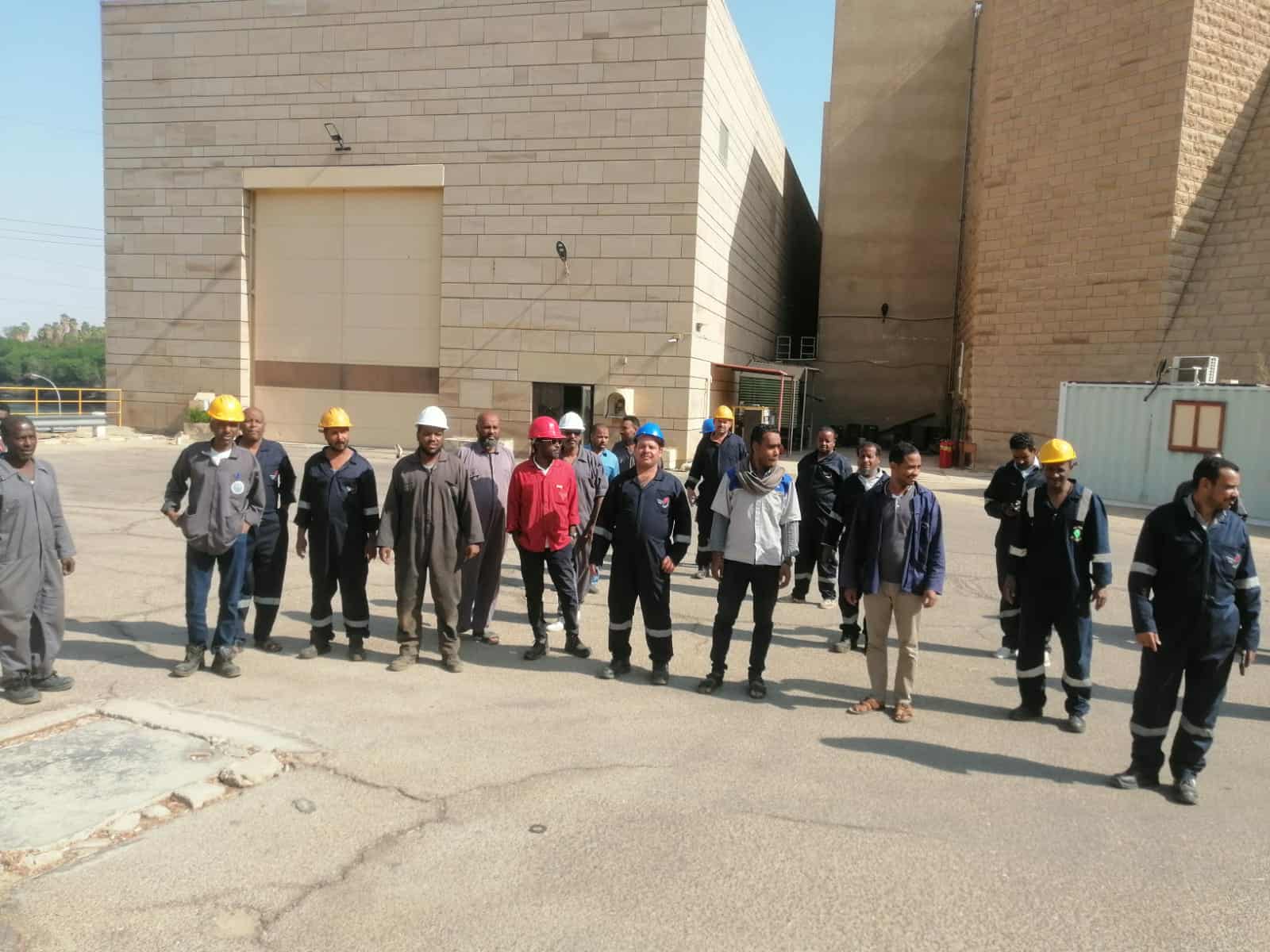 وقفة احتجاجية لعمال محطات كهرباء أسوان