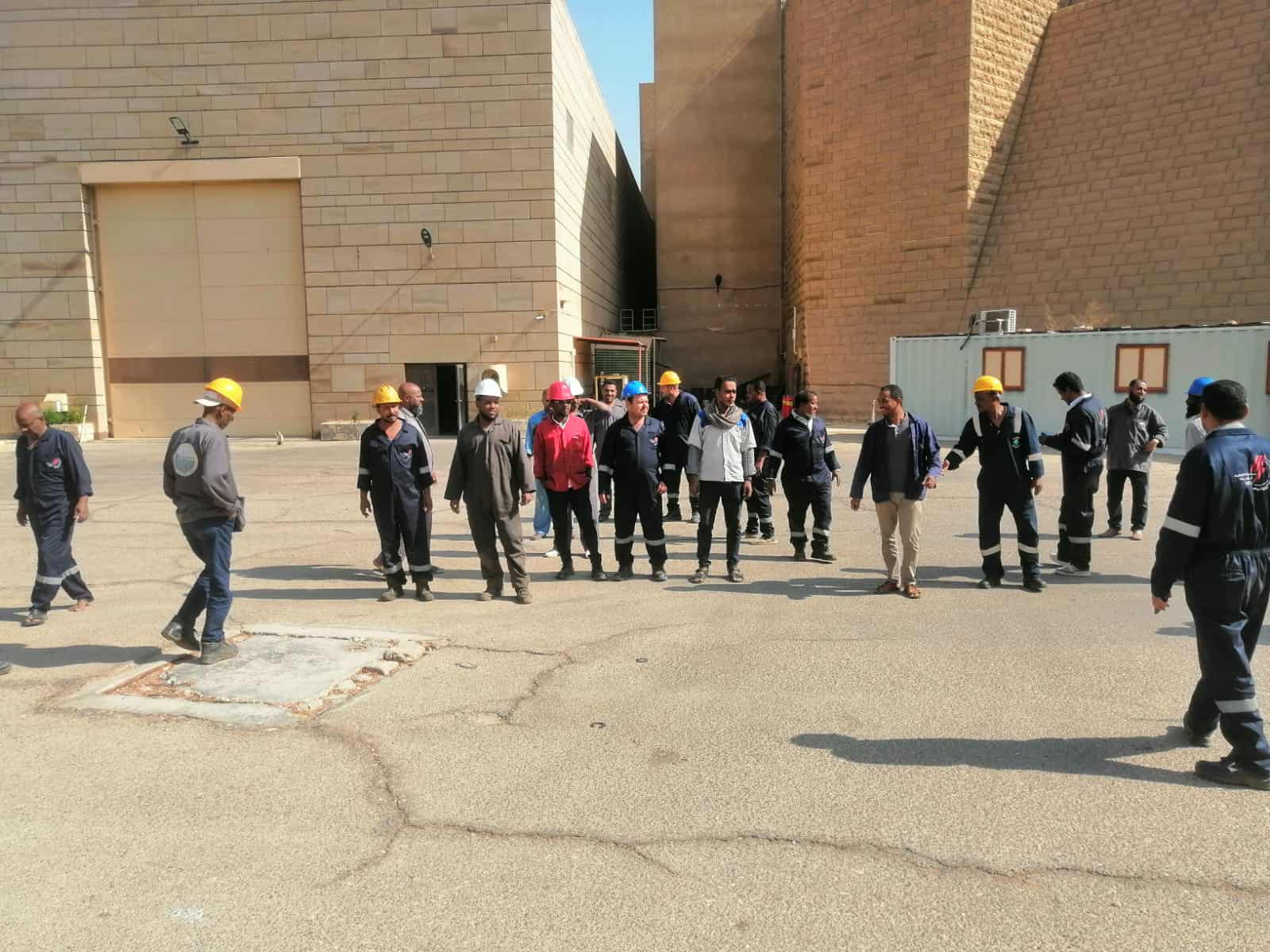 وقفة احتجاجية لعمال محطات كهرباء أسوان