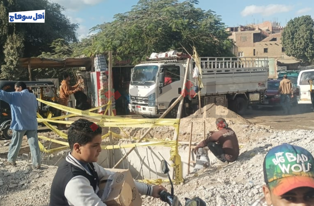"الصرف الصحي" يعطل الحركة المرورية بنجع الماسخ وأهالي: مطلوب بديل
