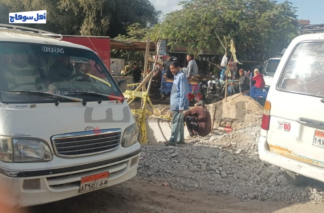 "الصرف الصحي" يعطل الحركة المرورية بنجع الماسخ وأهالي: مطلوب بديل