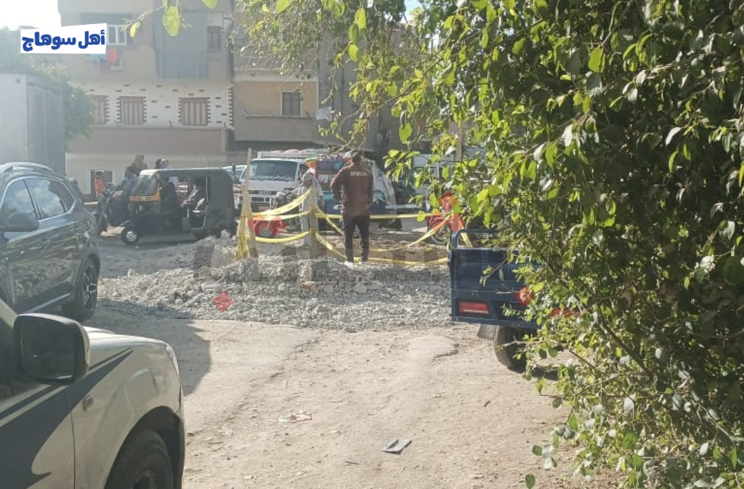 "الصرف الصحي" يعطل الحركة المرورية بنجع الماسخ وأهالي: مطلوب بديل