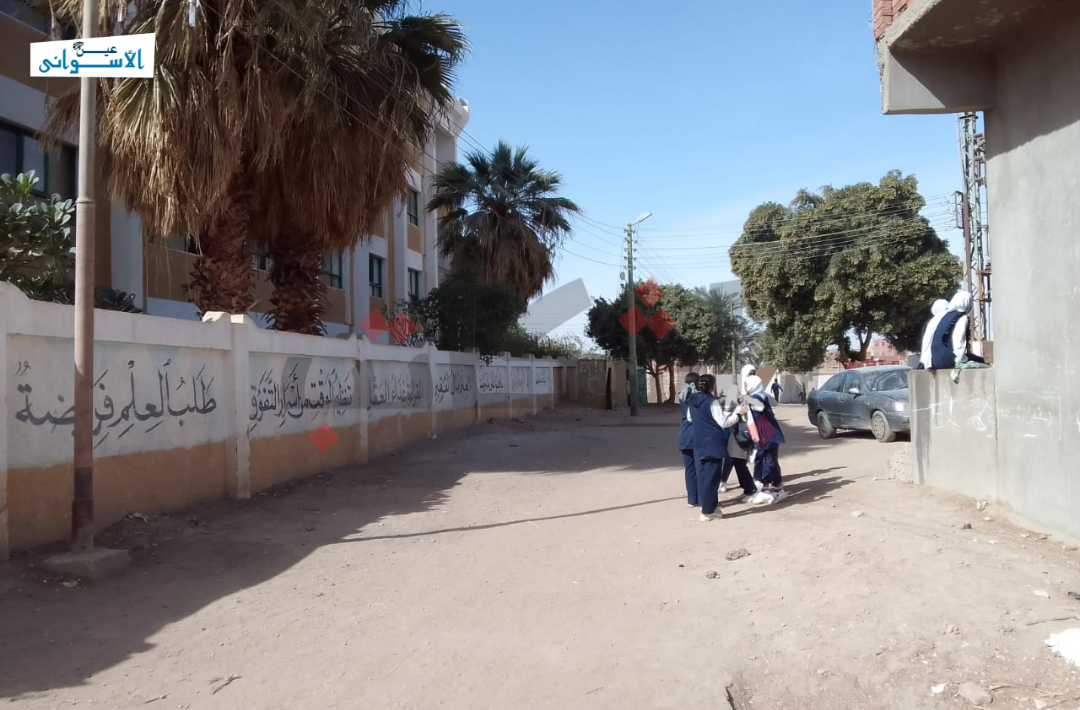 طالبات الصف الثاني الإعدادي بأسوان