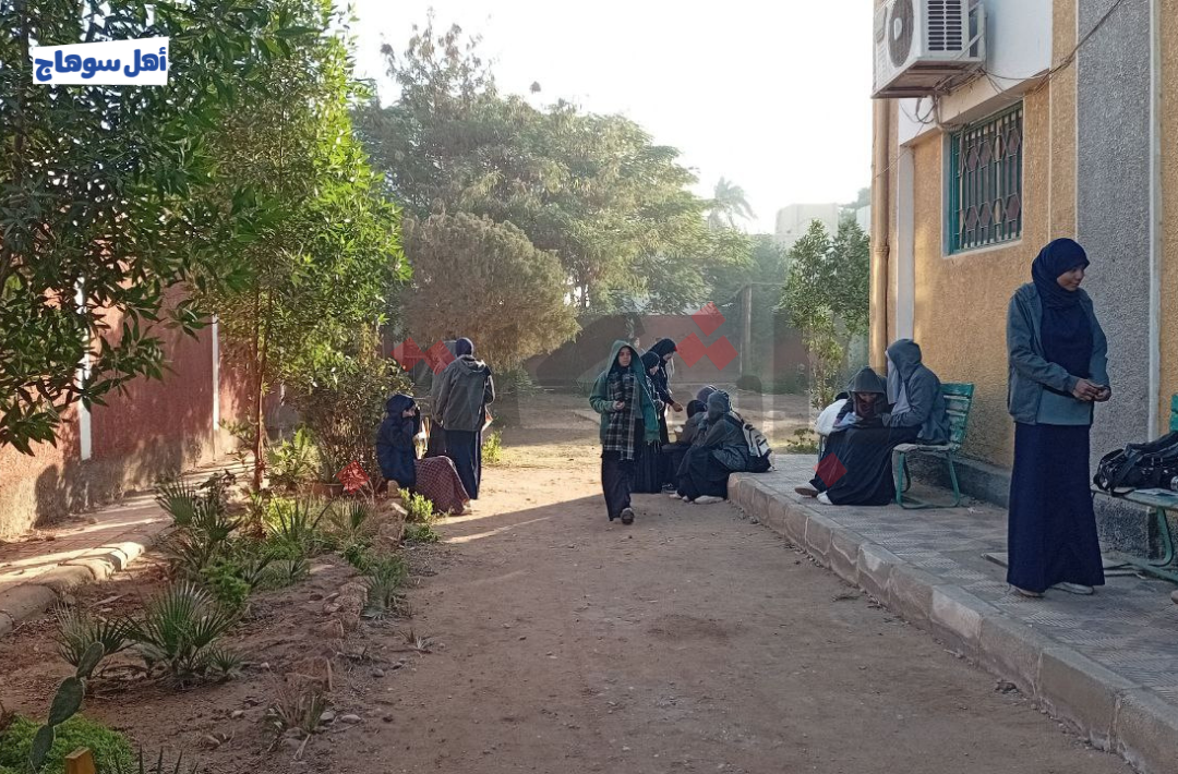 طالبات أولى ثانوي بسوهاج