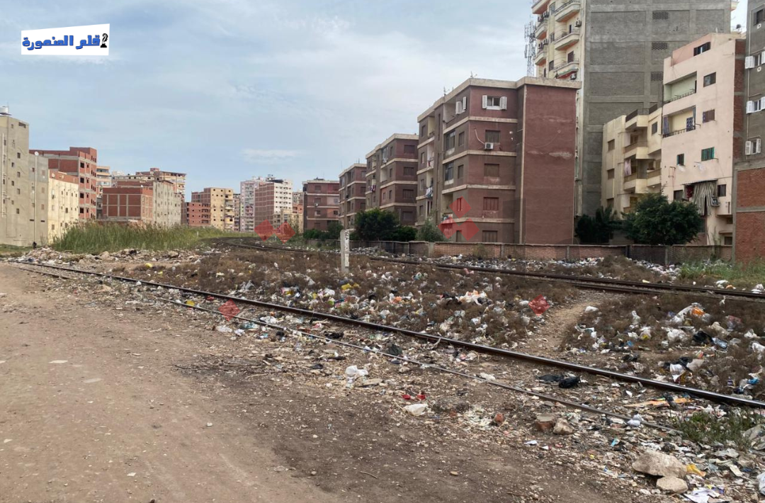 تراكم القمامة قرب مستشفى طلخا