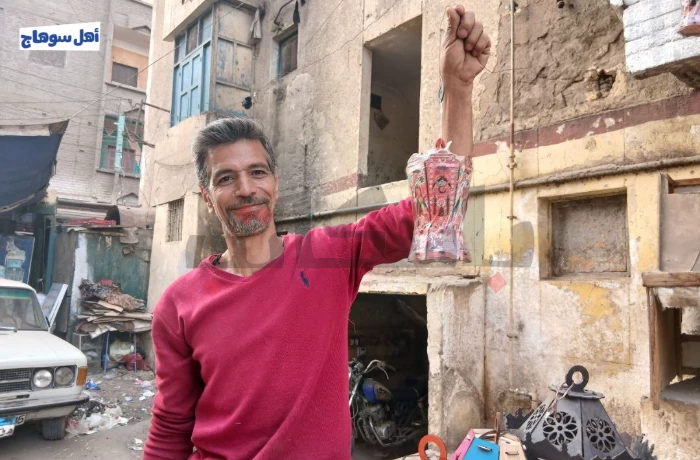 "زكريا" صانع فوانيس أخميم.. "المزاج الرايق" في مواجهة الصيني