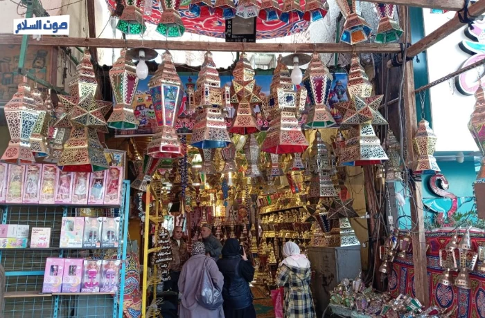 "السد" يتزين بفوانيس رمضان في السيدة زينب (ألبوم صور)