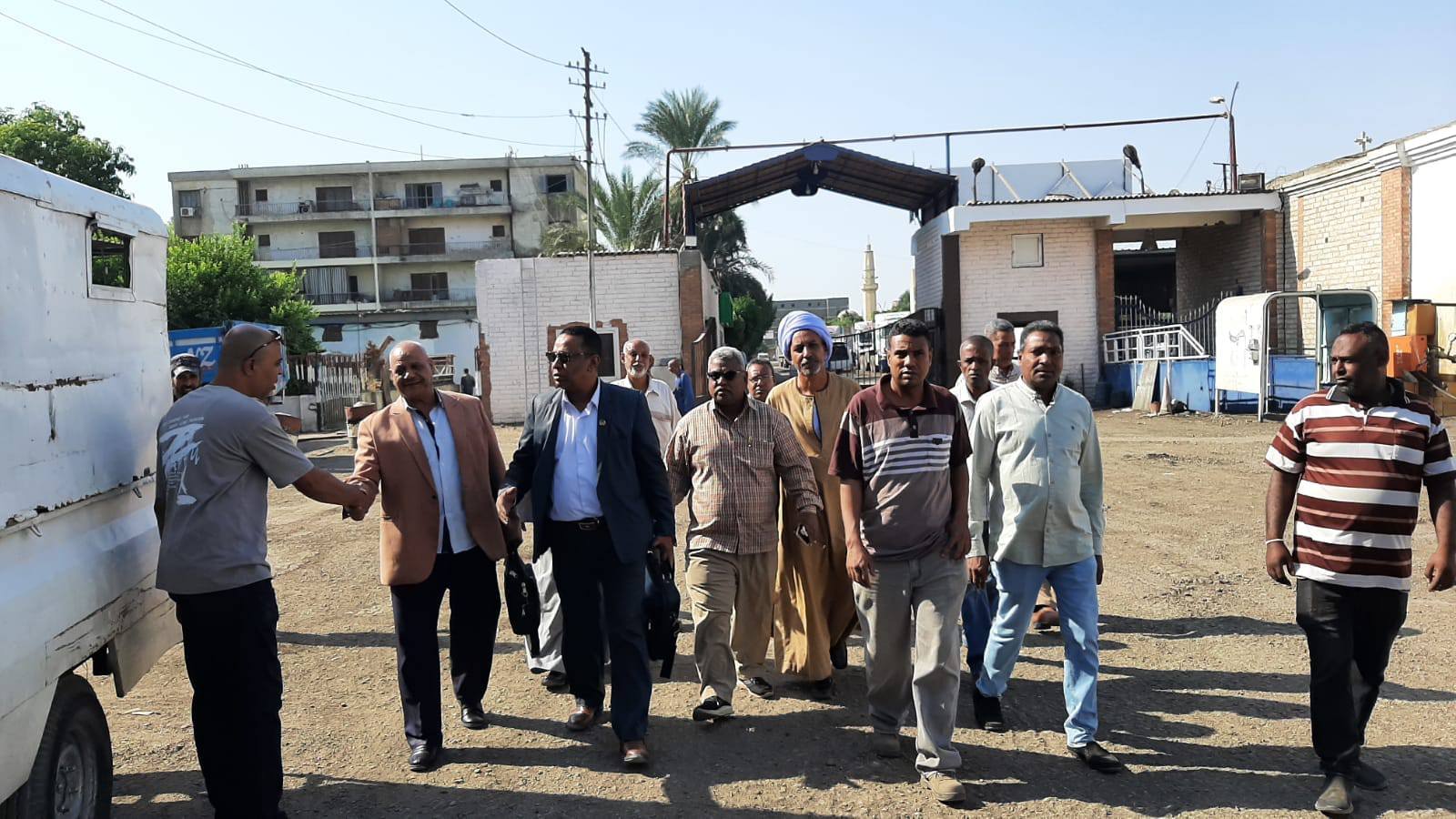 عمال مصنع كوم أمبو 