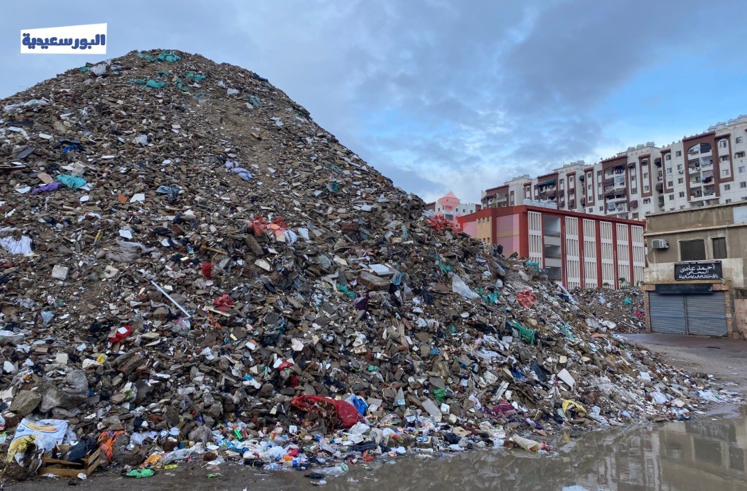القمامة تحاصر مدرسة الشهداء