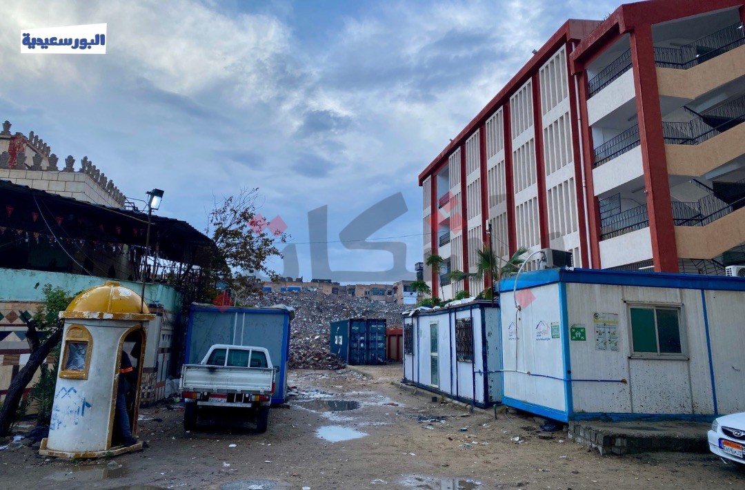 القمامة تحاصر مدرسة الشهداء