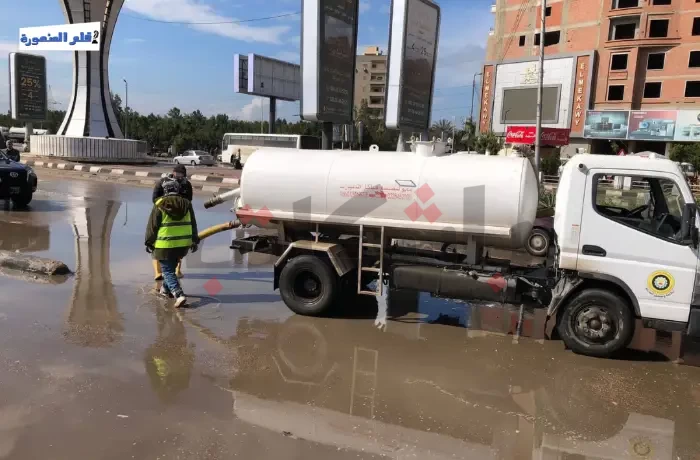 عمال شفط المياه.. جنود المطر المجهولون