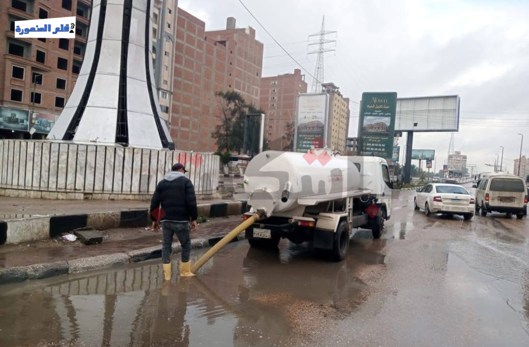 عمال شفط المياه