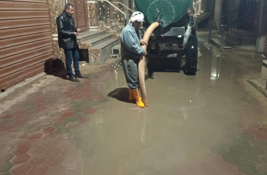 عمال شفط المياه