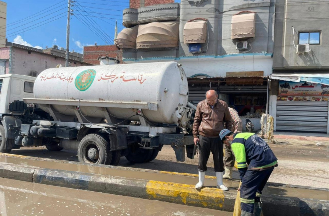 عمال شفط المياه