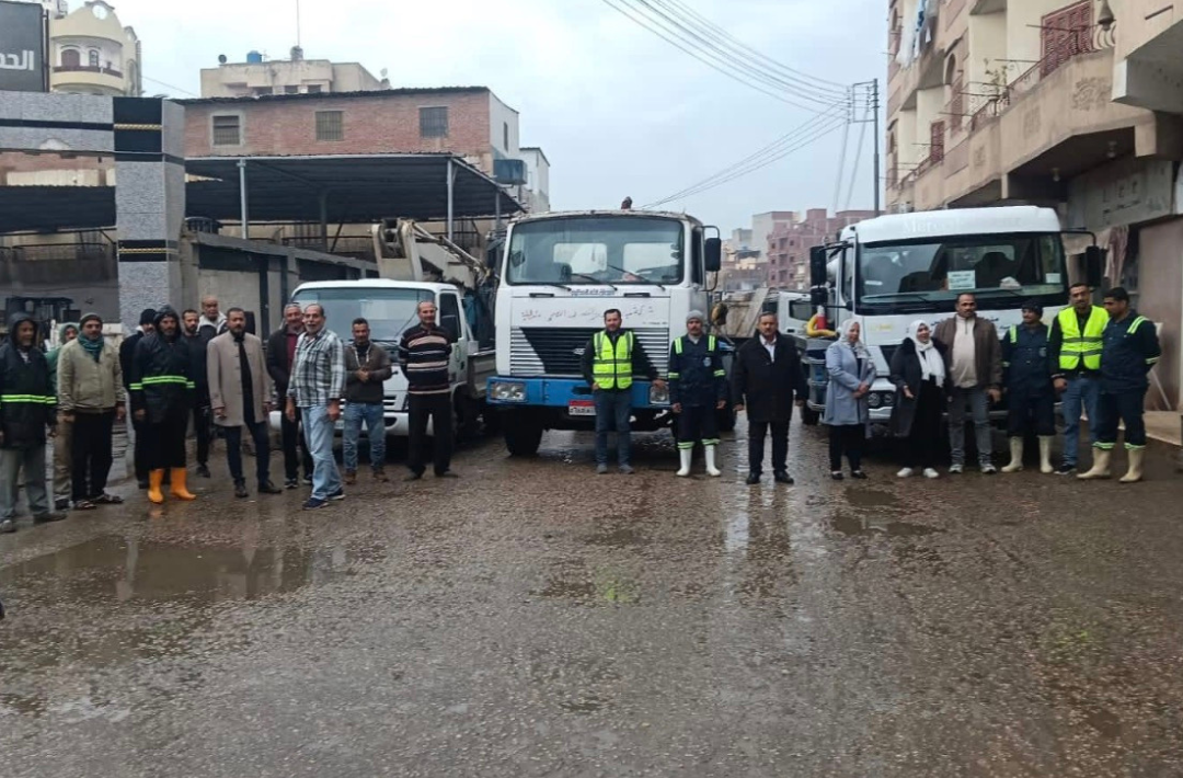 عمال شفط المياه