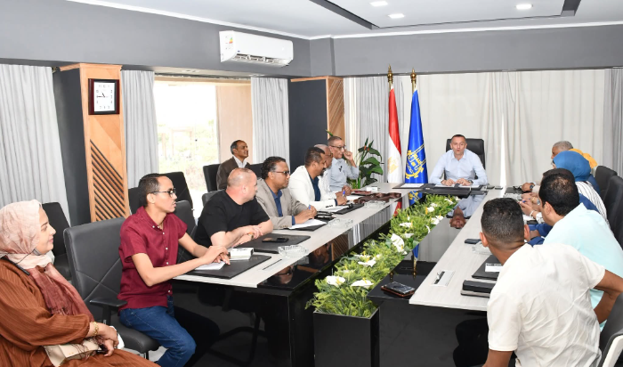 محافظ أسوان يعلن خطة شاملة لضبط منظومة الوقود والتصدي للتعديات