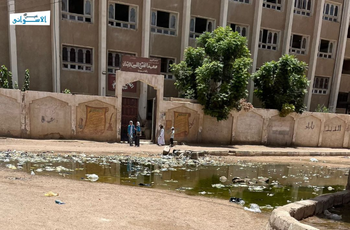 مواطنون: مياه الصرف الصحي تؤثر على حركة طلاب مدرسة الأزهر بالمحمودية