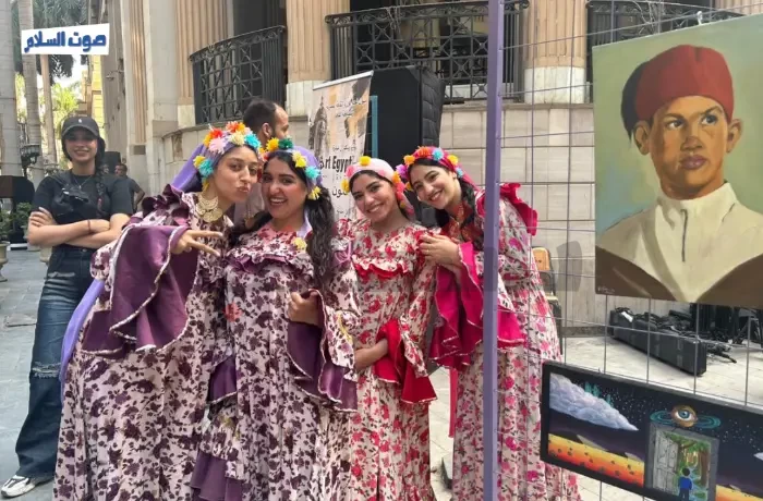 "على ورق الفل دلعني".. أربع فتيات يحيين الفولكلور المصري في شارع الفن