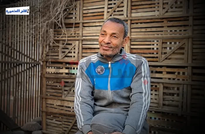 محمد زهران.. مربي حمام يصنع عالمه في السماء (فيديو)