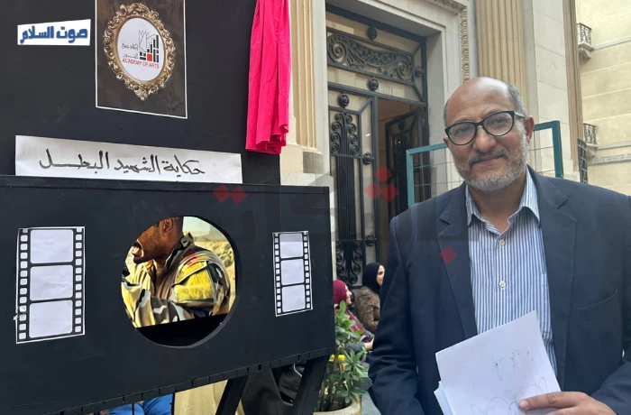 رحلة عبر الزمن.. "صندوق الدنيا" يجذب الأطفال في شارع الفن
