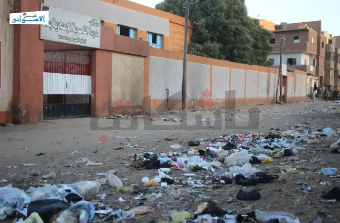 القمامة تحاصر مدرستين بالحكروب.. وأهالي المنطقة: صحتنا في خطر