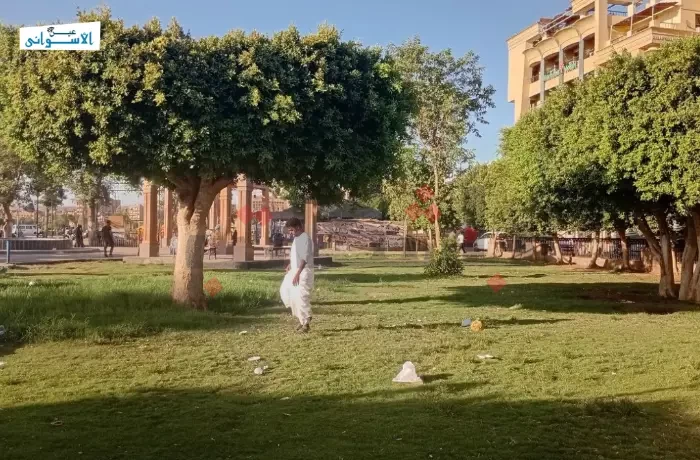حديقة السلام بأسوان.. القمامة تزاحم المساحات الخضراء