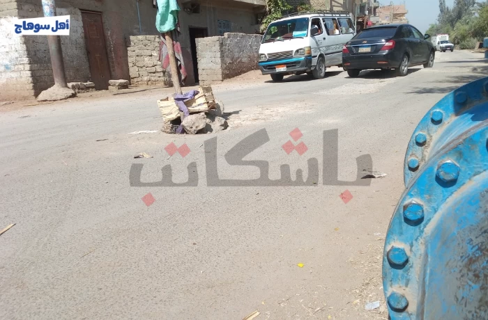 "بلاعة" صرف صحي تهدد المارة على طريق رئيسي بين المراغة والجزازرة