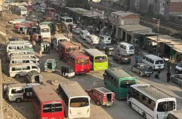 نقل مواقف ميت غمر يخفف الزحام ويضاعف معاناة المواطنين