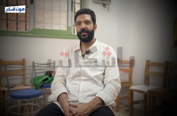 إيقاع الأمل.. "عرابي" يعلّم أطفال "اسطبل عنتر" فن الطبلة (فيديو)