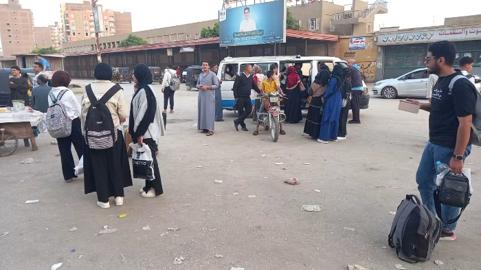"زحام خانق" ونقص المواصلات.. أهالي دار السلام بسوهاج ينتظرون بالساعات
