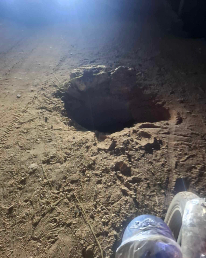 حفرة صرف صحي بالعسيرات.. خطر يهدد حياة الأهالي ومطالب بسرعة تأمينها