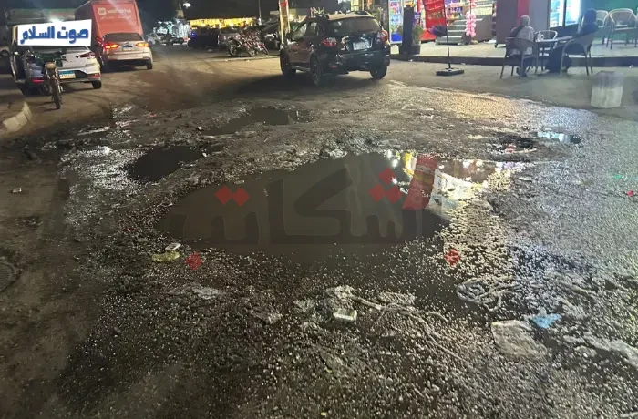 كسر ماسورة مياه بميدان المطبعة يُعطل حركة المواصلات في دار السلام