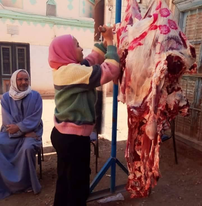 "آية" جزّارة في ثانوية عامة: "الزباين بتيجي عشاني في عيد الأضحى"