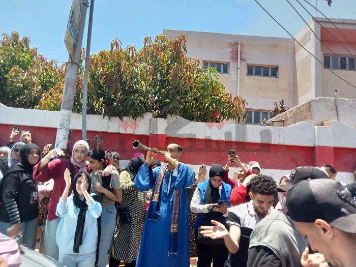 مزمار بلدي وزغاريد.. في وداع الثانوية العامة