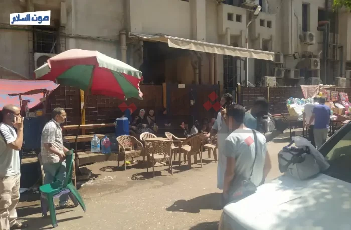 "البيات على الرصيف" في انتظار العلاج أمام مستشفى أبو الريش