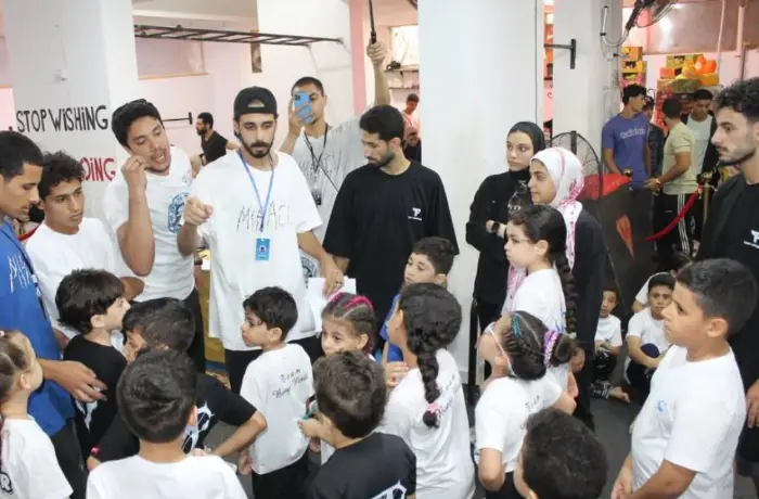 "ناصر معجزة" يتحدى الحواجز بـ "الباركور"