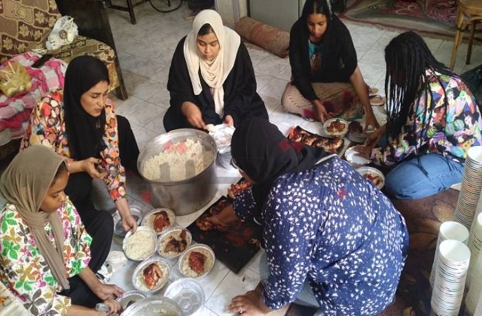 طعام وحكايات.. فتيات "العبابدة والبشارية" يدعمن النازحين السودانيين