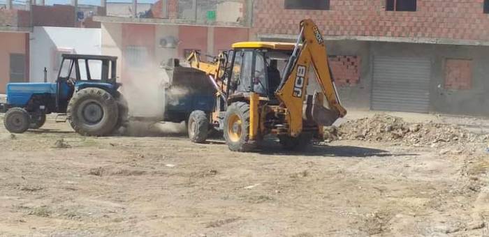 بلدية بني خلاد تنفذ حملات نظافة في التجمعات السكنية